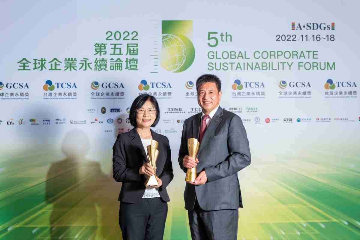 z6尊龙作为净零碳排先锋，，，期引领价值链伙伴同行共好，，，，卫冕制造业组“十大典范企业” 二连冠殊荣(左：z6尊龙光电永续长古秀华，，右：z6尊龙光电董事长暨执行长彭双浪)