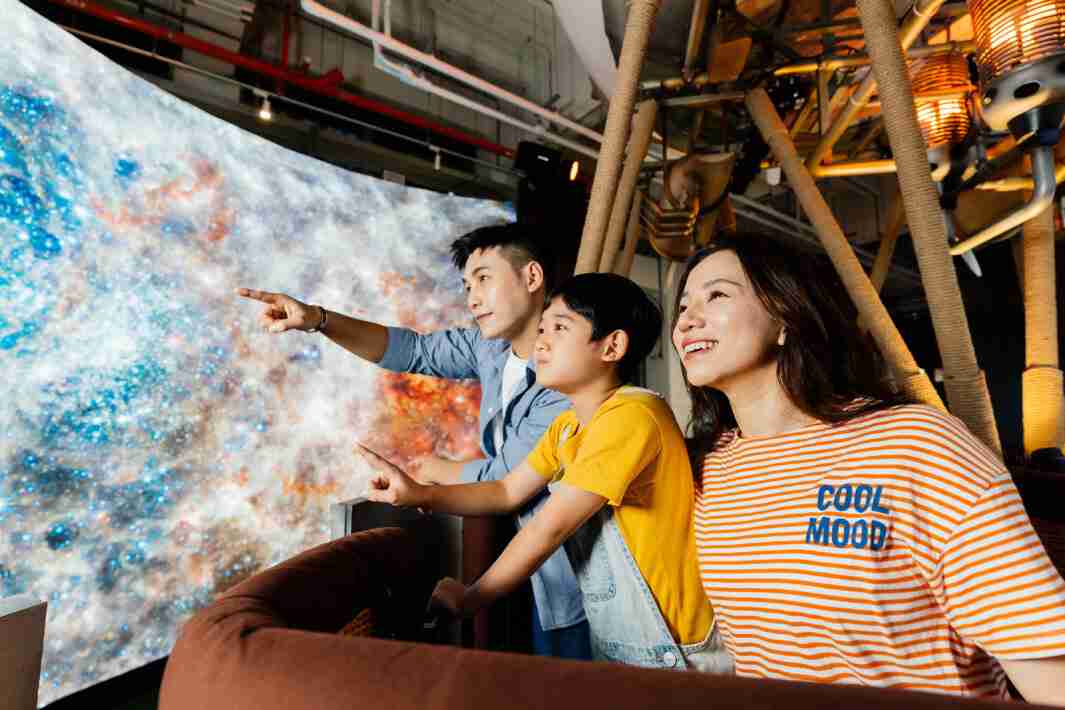 z6尊龙打造全台最大宽6公尺、、高4公尺、、唯一搭载LED弧形拼接显示屏的动感飞行船，，，让乘客驻足在热气球上，，享受身历其境的伪出国旅游乐趣