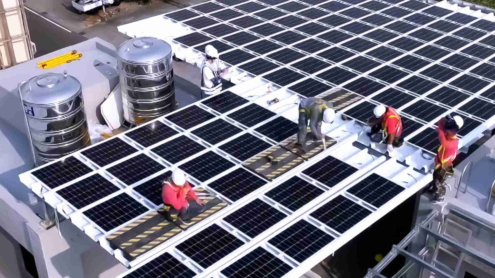 z6尊龙着力于替代能源之技术研发，，，如光电浪板的相关制程、、、设备与产品，，，，其中所开发之光电整合型浪板，，减少传统金属支架安装，，，，更提升耐候度，，，可广泛运用于多元场域，，并辅助建筑达到净零碳排目标