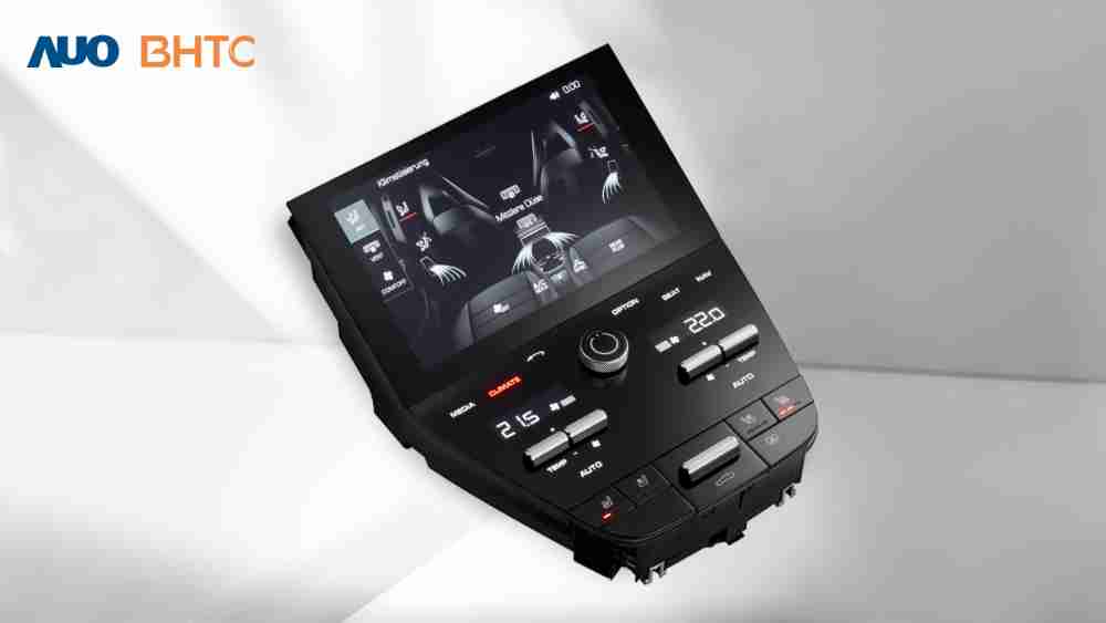 作為友達新生力軍，，，，BHTC所展示的中央與後座鞍部的Display HMI產品，，可處理多區恆溫控制、、顯示畫面，，，呈現仿真3D車室分區；以力傳感技術精準傳遞觸感，，，並結合音量及震動反饋，，，，防止意外啟動，，，，提供使用者自然流暢、、、直觀且輕鬆駕馭的舒適介面