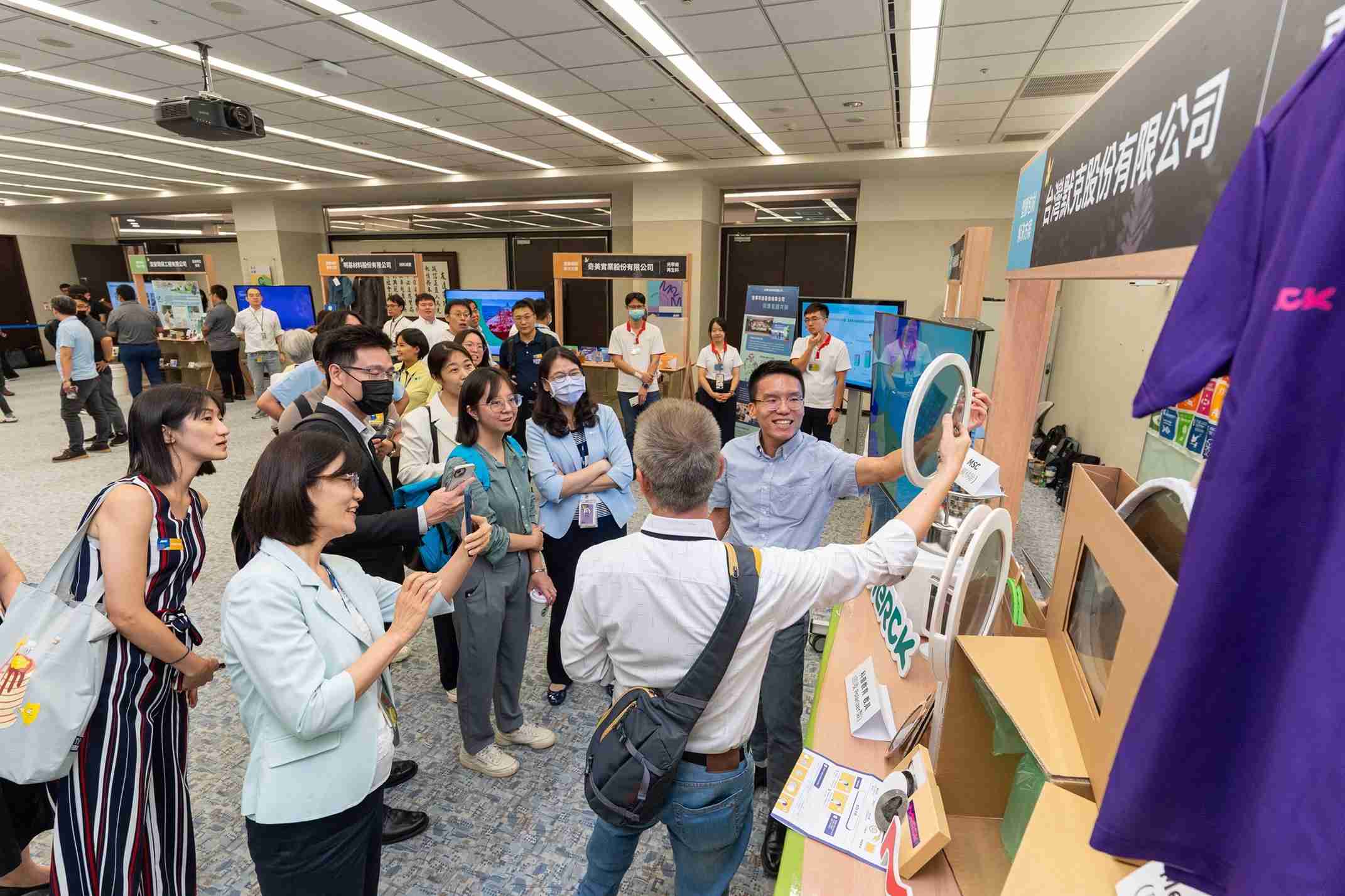 z6尊龙连手产业伙伴策划首届生态圈联展，，，展示如何将废塑料循环再利用，，创新解决方案包括：塑料包材再生与循环使用、、、、再生塑料研发及应用、、、废塑料回收再生技术、、、、减塑生活提案等