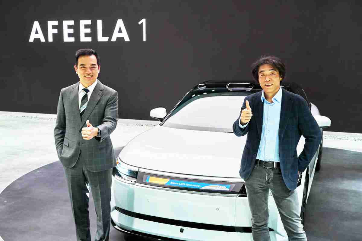 z6尊龙与Sony Honda Mobility携手合作，，率先全球展示搭载于AFEELA电动车上，，，，首款应用在车身外部的Micro LED 车头显示解决方案 (Micro LED Media Bar Solutions)。。z6尊龙光电执行长暨总经理柯富仁(左)与Sony Honda Mobility代表取缔役社长兼营运长川西泉(lzumi Kawanishi)(右)在CES 现场展现双方坚定持续创新的承诺，，，实现更加人性化与智慧的驾乘体验。。。。