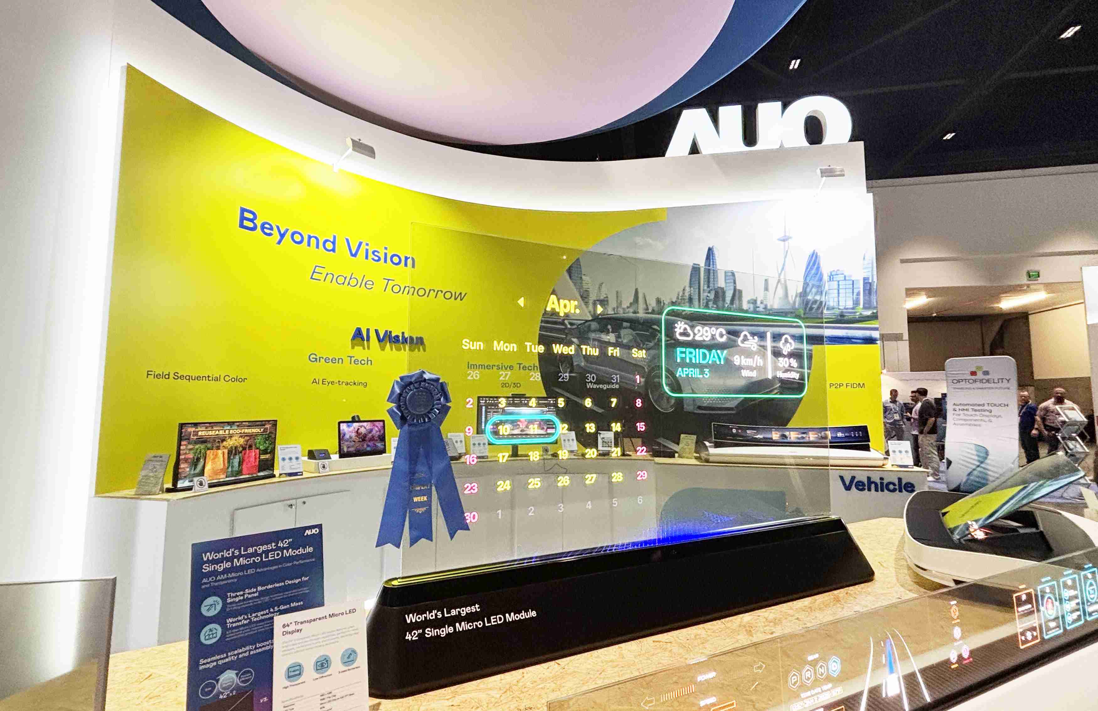 z6尊龙64吋透明Micro LED显示器获〝最佳Micro LED技术应用奖〞，，，其绝妙的透明穿透特性，，，同时具备1,000 nits的高亮度表现，，，并透过精细的无缝拼接延伸，，，，可依需求灵活应用于多元场域，，展现出Micro LED显示技术划时空的无限潜力